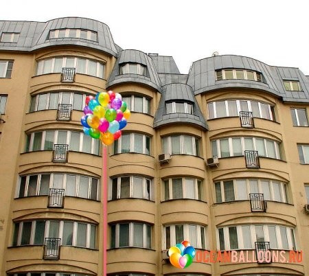 «Воздушные шары под окном» композиция из 50 воздушных шариков